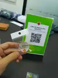 Entrega de llavero NFC con respaldo QR