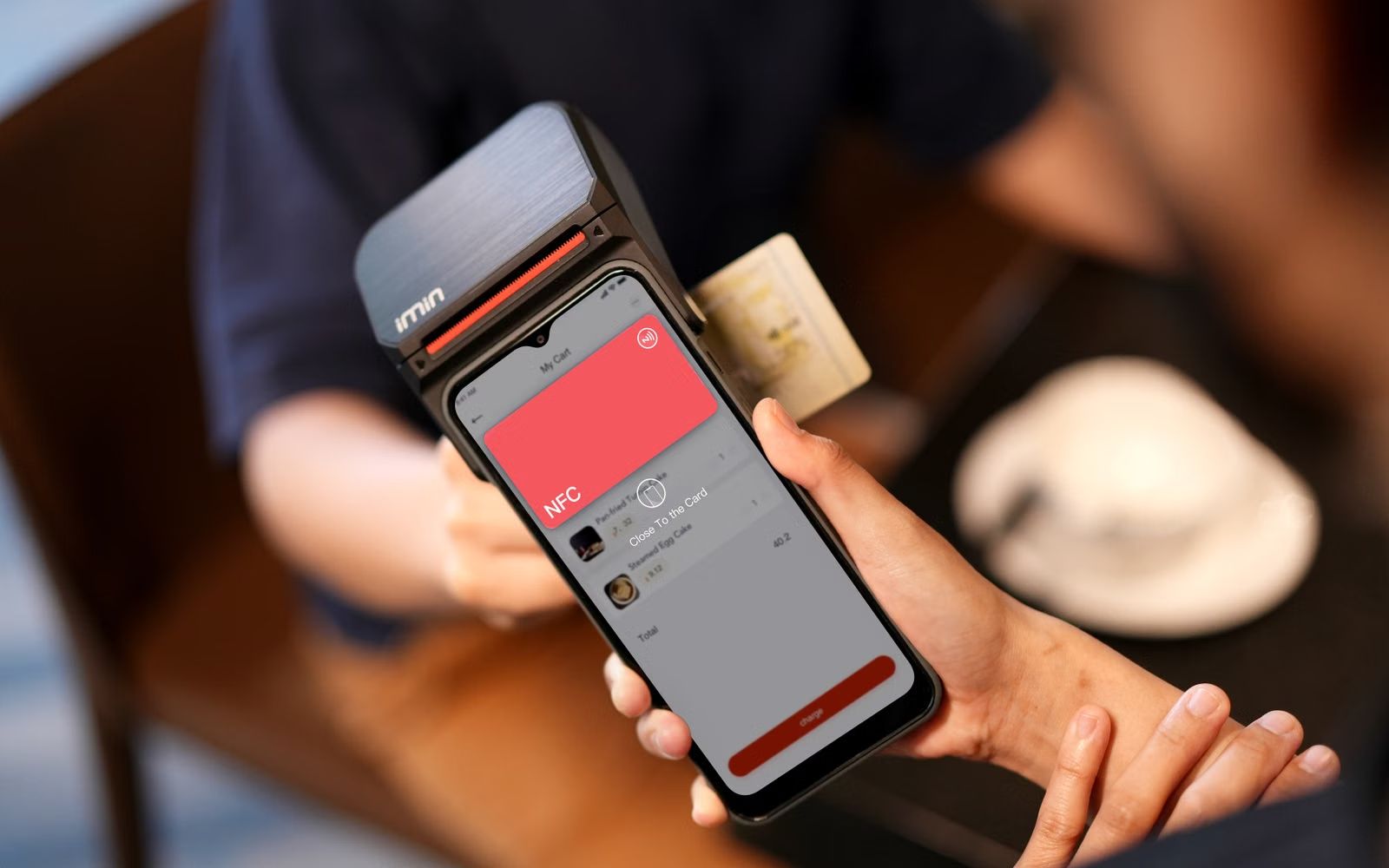 Interacción NFC real mediante un teléfono y un terminal comercial